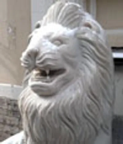 Львы у ресторана Меконг